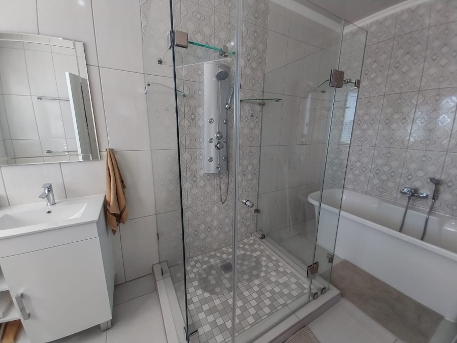 5 Bedroom Property for Sale in Meerhof North West